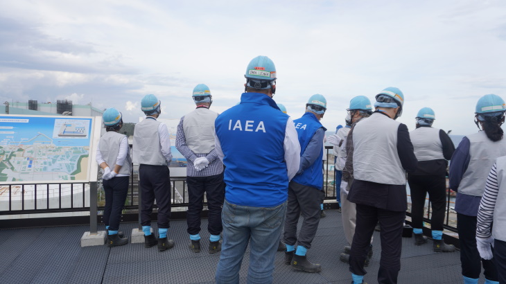 Členovia pracovnej skupiny MAAE počas októbrovej misie na JE Fukušima (Zdroj: Tepco)